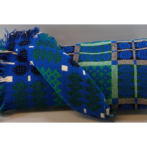 456 - Vintage woollen Welsh tapestry traditional Caernarfon design blanket on blue ground with fringed edg... 