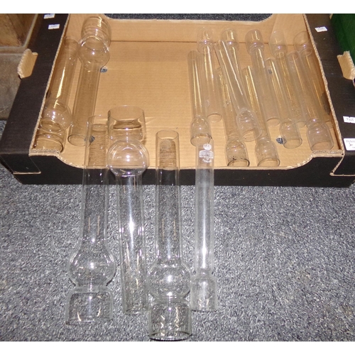 511 - Box of glass Globe-Vulcan lamp chimneys and other glass chimneys (17).
(B.P. 21% + VAT)