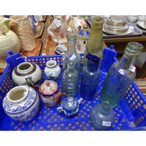 516 - Tray of collectables: six glass bottles including a cod bottle: 'Dan Rylands, Barnsley', a small blu... 