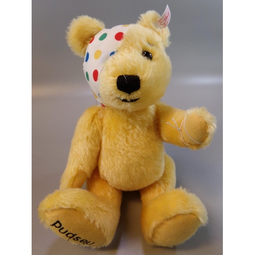 574 - Modern Steiff Christmas Teddy Bear in original box.   (B.P. 21% + VAT)