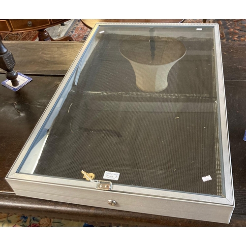 675 - Modern metal table top display cabinet with key.  (B.P. 21% + VAT)