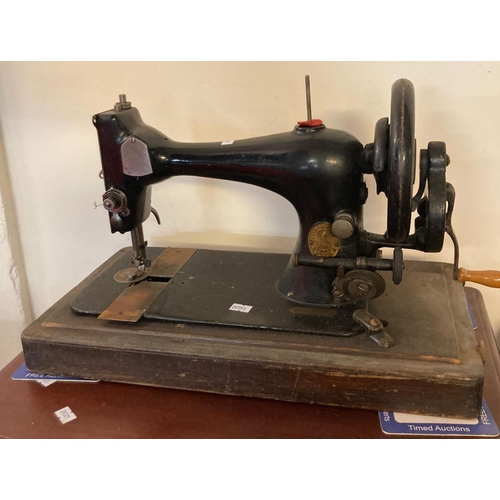 690 - Wooden cased Singer sewing machine.
(B.P. 21% + VAT)