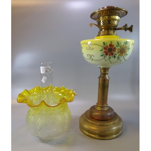 80 - Early 20th Century double oil burner lamp, having yellow and clear etched, frosted glass, frilled sh... 