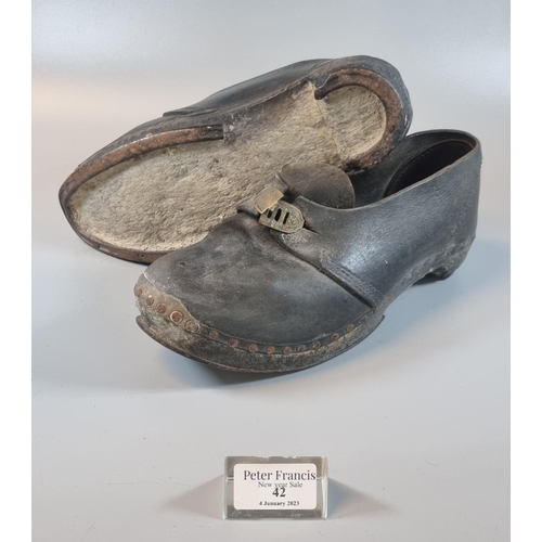 42 - Pair of 19th Century Dutch clogs.
(B.P. 21% + VAT)