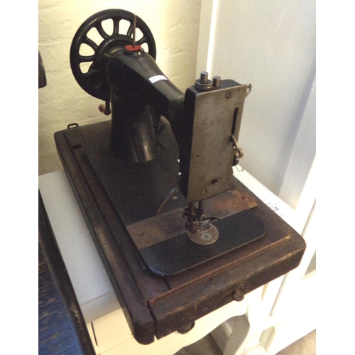 607 - Wooden cased Singer sewing machine.
(B.P. 21% + VAT)