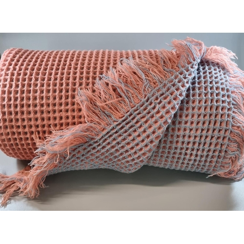 175 - Vintage woollen honeycomb blanket with fringed edge.
(B.P. 21% + VAT)