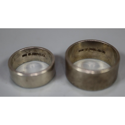 236 - Two 9ct gold wedding rings.  Ring size T and L.  Approx weight 16.6 grams.
(B.P. 21% + VAT)