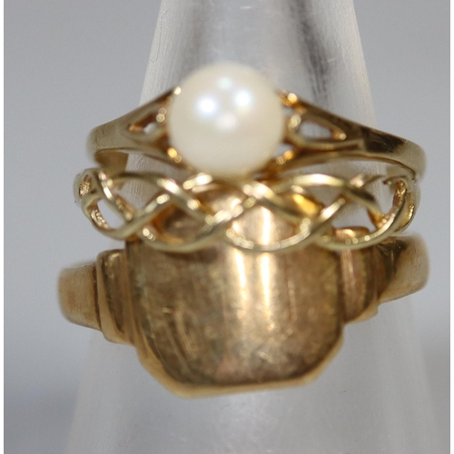 242 - Three 9ct gold rings.  Ring size Q, O and O.  Approx weight in total 4.8 grams.
(B.P. 21% + VAT)