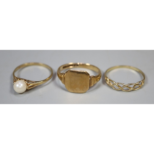 242 - Three 9ct gold rings.  Ring size Q, O and O.  Approx weight in total 4.8 grams.
(B.P. 21% + VAT)