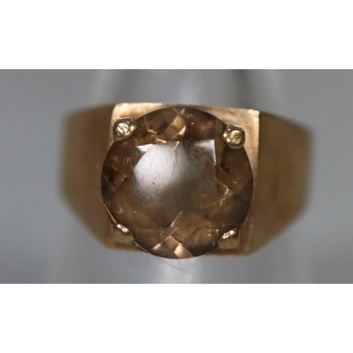 251 - 9ct gold dress ring set with a brown stone.  Ring size N&1/2.  Approx weight 3.2 grams.
(B.P. 21% + ... 