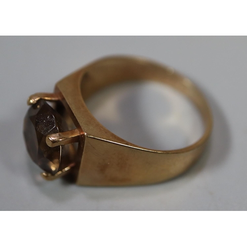 251 - 9ct gold dress ring set with a brown stone.  Ring size N&1/2.  Approx weight 3.2 grams.
(B.P. 21% + ... 