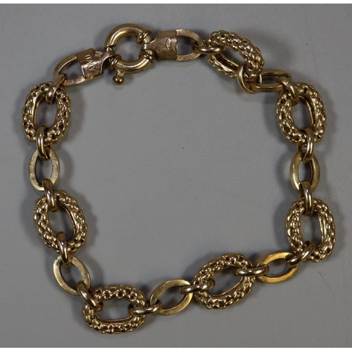 253 - A 9ct gold bracelet.  Approx weight 8.7 grams.
(B.P. 21% + VAT)