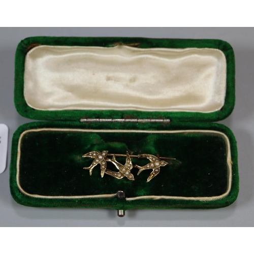 255 - A yellow metal triple swallow brooch set with seed pearls.
Approx weight 2.3 grams.
(B.P. 21% + VAT)