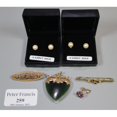 259 - A Victorian heart shaped pendant, two 9ct gold brooches and two pairs of earrings.  Approx weight 13... 