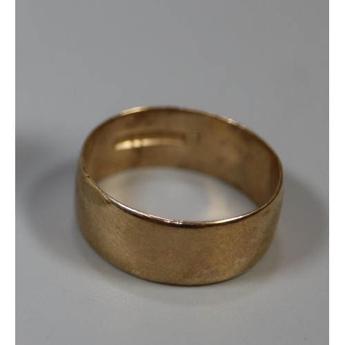 260 - 9ct gold wedding ring.  Ring size T.  Approx weight 4.3 grams.
(B.P. 21% + VAT)