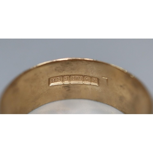 260 - 9ct gold wedding ring.  Ring size T.  Approx weight 4.3 grams.
(B.P. 21% + VAT)