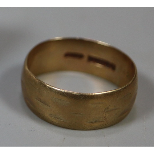 262 - 9ct gold wedding ring.  Ring size Q.  Approx weight 4 grams.
(B.P. 21% + VAT)