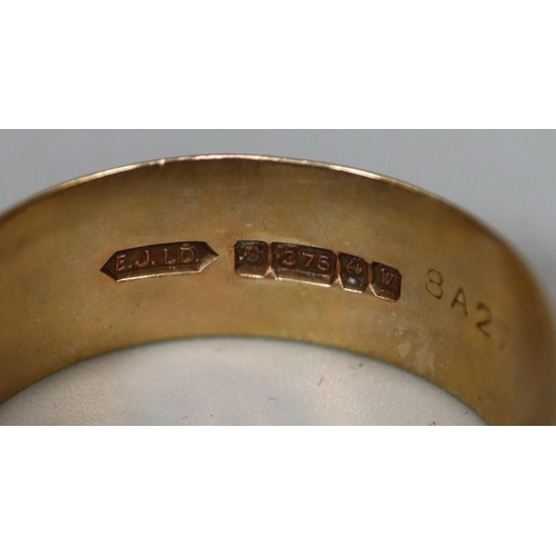 262 - 9ct gold wedding ring.  Ring size Q.  Approx weight 4 grams.
(B.P. 21% + VAT)