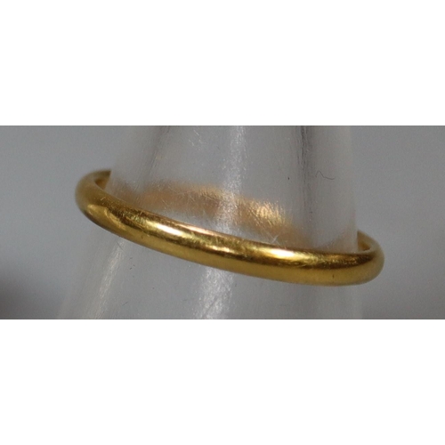 264 - 22ct gold wedding ring.  Ring size Q.  Approx weight 2.9 grams.
(B.P. 21% + VAT)