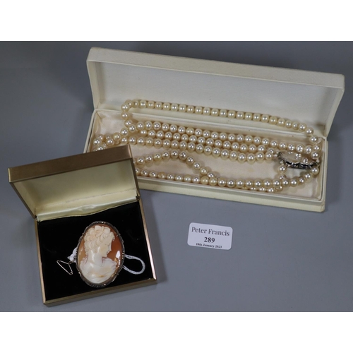 289 - A shell cameo brooch and a string of simulated pearls.
(B.P. 21% + VAT)