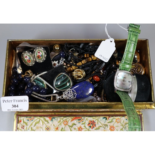 304 - A collection of costume jewellery and watches.
(B.P. 21% + VAT)