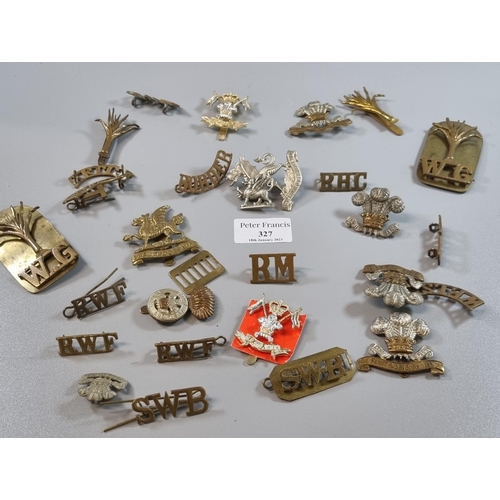 327 - Bag of assorted Welsh Regimental insignia and badges, to include: Welsh Guards, South Wales Borderer... 