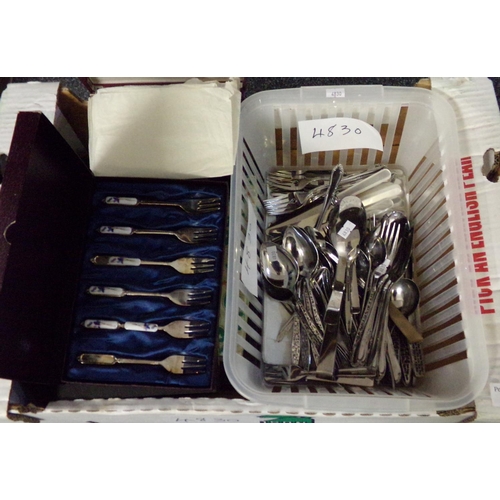 365 - Box of assorted boxed and loose cutlery: bone handled EPNS fish knives and forks, boxed modernist ch... 