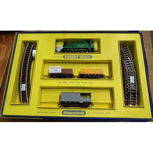 371 - Hornby Dublo NO.2006 0-60-0 electric train tank goods set, manufactured and guaranteed by Meccano Lt... 