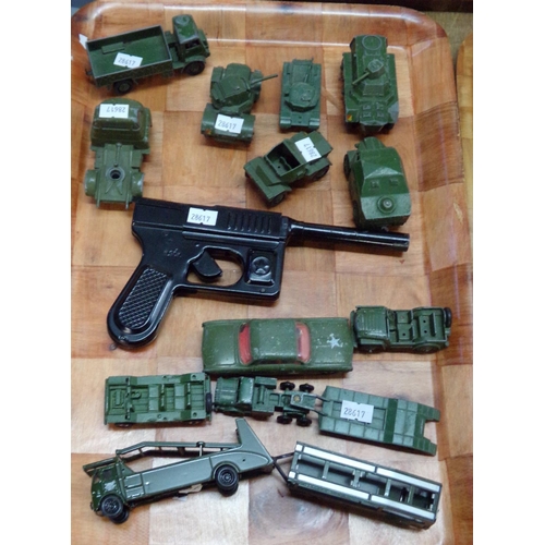 391 - Tray of Corgi and Dinky Toys diecast military model vehicles: trucks, jeeps, tanks etc, together wit... 