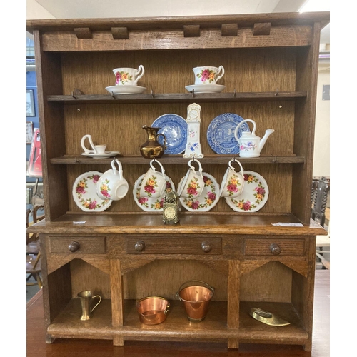 476 - Miniature oak pot board dresser with assorted miniature china, copper and brass wear.  (B.P. 21% + V... 