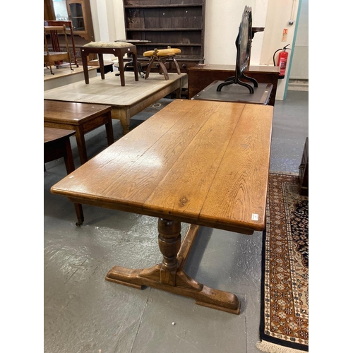 546 - Good quality pale oak refectory dining/kitchen table with shaped central stretcher.  171x85x75cm app... 