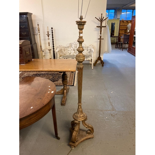 549 - Good quality gilded and wooden fluted standard lamp with Acanthus leaf decoration on a tri form scro... 