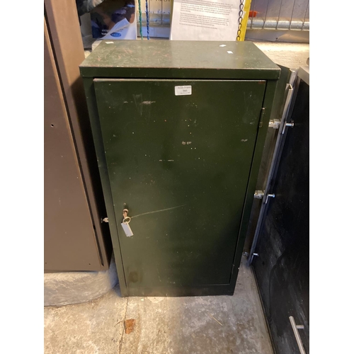 583 - Vintage metal green single door cabinet with key.  (B.P. 21% + VAT)