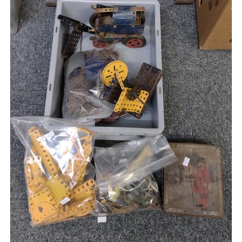 386 - Box of assorted loose Meccano items, various.  (B.P. 21% + VAT)