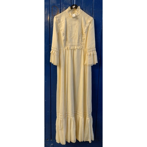 512 - Vintage 1970's cream wedding dress with lace detail.  (B.P. 21% + VAT)