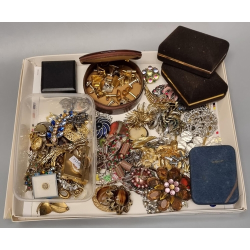 340 - Tray of assorted costume jewellery, to include: a large collection of brooches, chains, cufflinks et... 