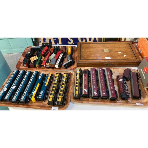 471 - Three trays of Wrenn OO gauge Hornby and other carriages, locomotives, tenders etc.  (3)  (B.P. 21% ... 