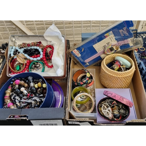 195 - Two trays of assorted costume jewellery, various.  (B.P. 21% + VAT)