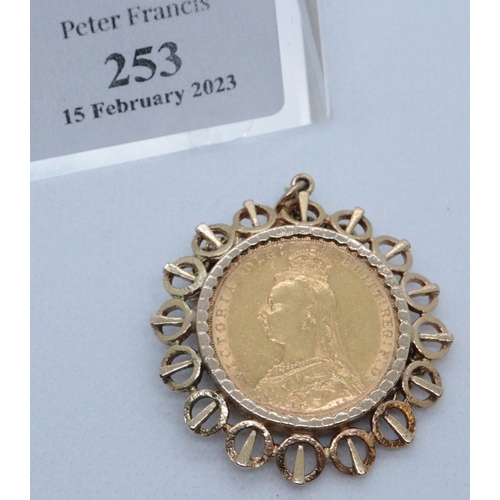 253 - 1880 Queen Victoria gold sovereign in 9ct gold pierced mount with gilt metal chain. 12.3g approx (ex... 