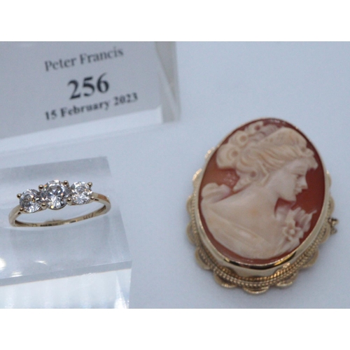 256 - 9ct gold dress ring and a 9ct gold carved shell cameo brooch decorated with classical portrait study... 