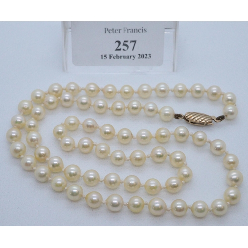 257 - Pretty cultured pearl necklace with 9ct gold clasp.
(B.P. 21% + VAT)