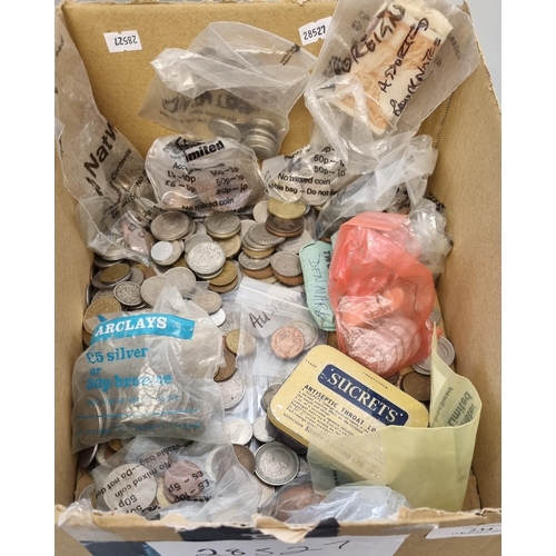 234 - Box of assorted GB and foreign coinage: shillings, sixpences, old pennies, French, Turkish, Polish, ... 