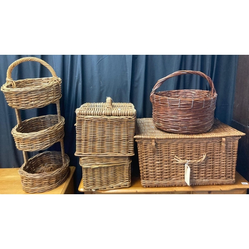 626 - Collection of wicker baskets and hampers.  (5)   (B.P. 21% + VAT)