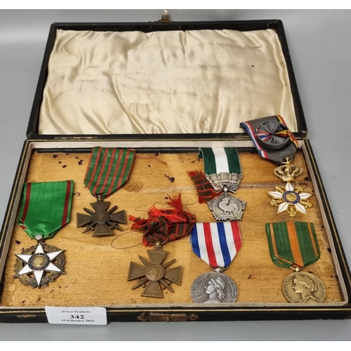 342 - Box of assorted French and other military medals, various: Croix de Guerre, Franco Belge Cooperation... 