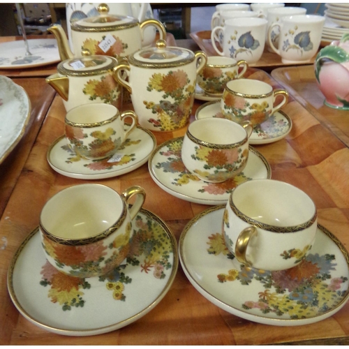 350 - 20th Century Japanese Satsuma coffee set decorated with chrysanthemums and gilt edging: coffee pot, ... 