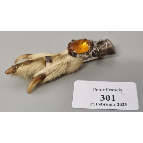 301 - Scottish Grouse claw stone set brooch.  (B.P. 21% + VAT)