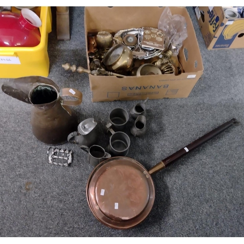 340 - Box of metalware to include: copper bedpan with wooden handle, large copper ewer, fireside items, pe... 