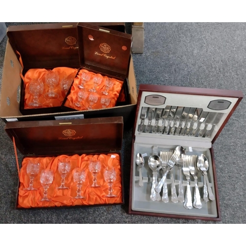 344 - Box containing various cased cutlery including: wooden cased Viners forty four piece canteen set (in... 