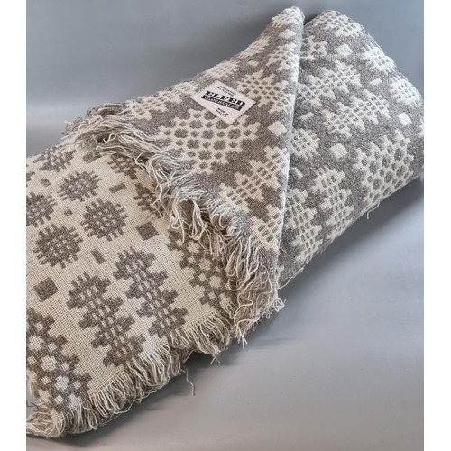 89 - Grey and cream vintage Welsh tapestry woollen blanket or carthen in traditional Caernarfon design wi... 