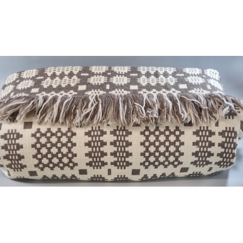 91 - Cream and grey Welsh tapestry blanket or carthen in traditional Caernarfon design. 
(B.P. 21% + VAT)